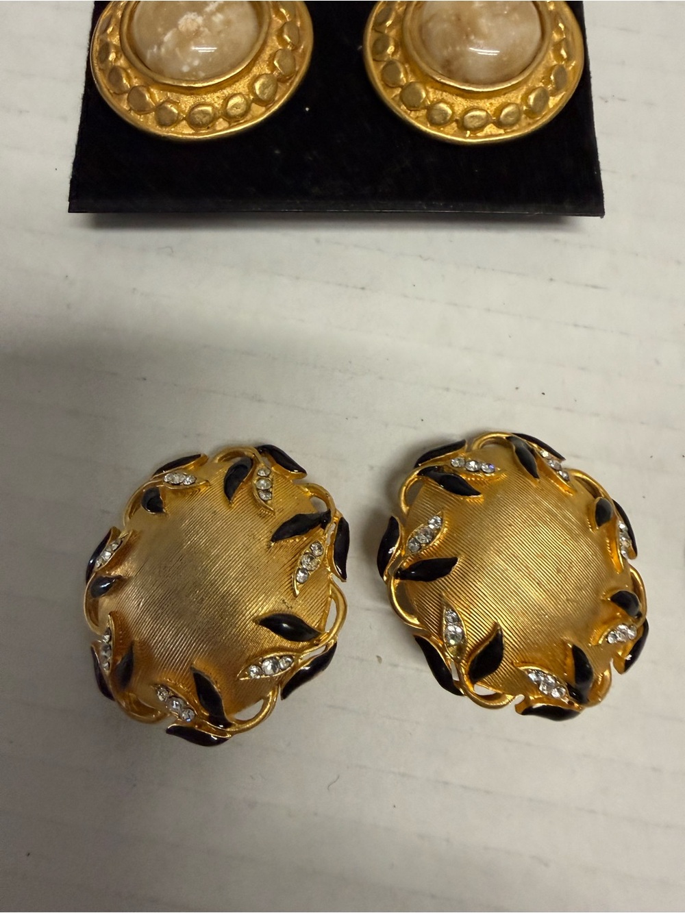 3 sets of gold tone clip earings - Picture 3 of 4